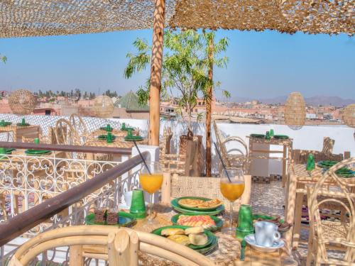 un tavolo con cibo e bevande su un balcone di Riad Art & Emotions Boutique Hotel & Spa a Marrakech