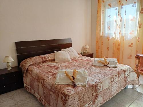 um quarto com uma cama com duas toalhas em Nido Verde em Agnone Bagni