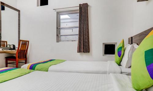 Postel nebo postele na pokoji v ubytování Hotel Shiva's, Kolhapur
