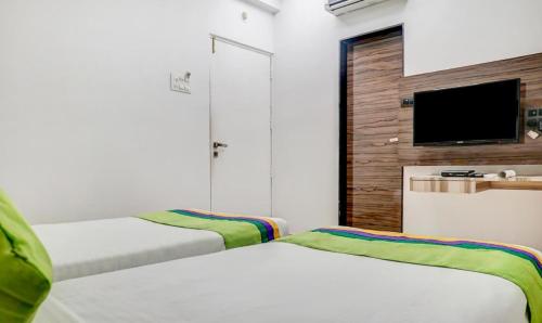 TV a/nebo společenská místnost v ubytování Hotel Shiva's, Kolhapur