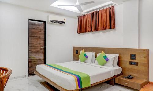 Postel nebo postele na pokoji v ubytování Hotel Shiva's, Kolhapur