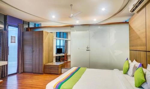 Postel nebo postele na pokoji v ubytování Hotel Shiva's, Kolhapur