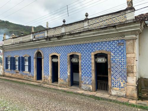 un edificio con baldosas azules en el lateral de una calle en Pousada Vila Rica, en Ouro Preto