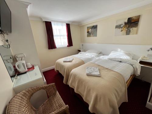Un pat sau paturi într-o cameră la Melbourne House Hotel