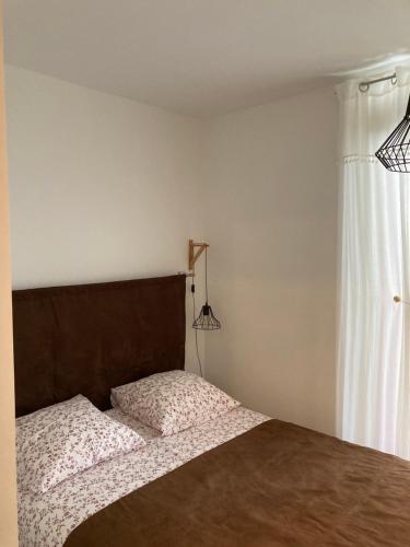 1 dormitorio con cama y ventana en Zilarelle, en Ajaccio