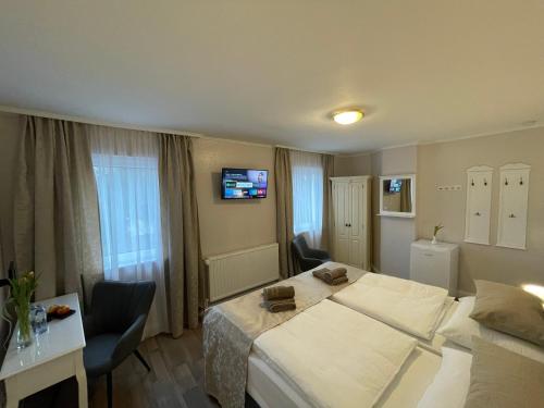 a hotel room with a bed and a tv on the wall at Kolossos Apartments zum Sporthafen Neuss in Neuss