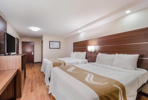 Letto o letti in una camera di Quality Inn & Suites Augusta Fort Eisenhower Area