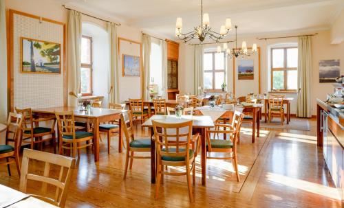 comedor con mesas y sillas de madera en Hotel Kollektur en Zellertal