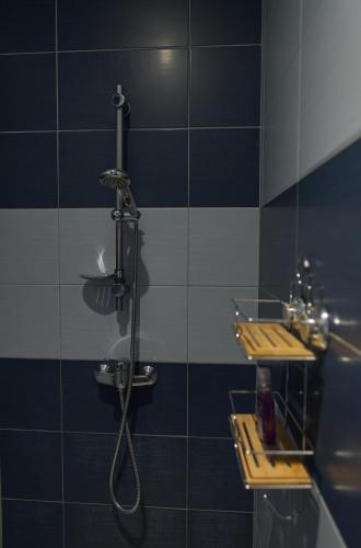 La salle de bains est pourvue de 2 lavabos et d'une douche avec un tuyau. dans l'établissement Gloria Location, à Sarlat-la-Canéda