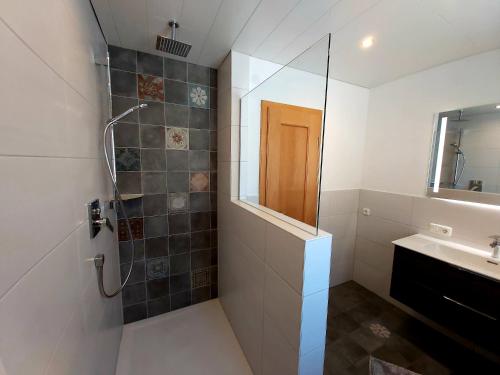 un baño con ducha y lavabo en Haus Tauernblick, en Berchtesgaden