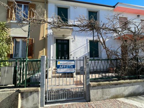 un cartello su un cancello di fronte a una casa di Casa Genny a Grado