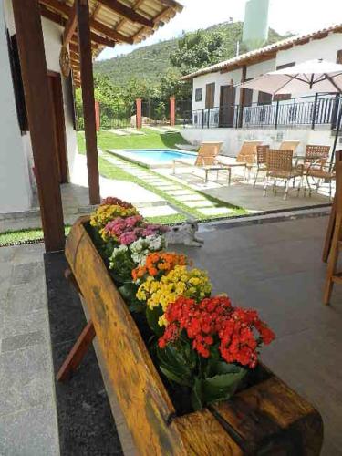 a bench with a bunch of flowers on it at KUKA ZEN in Pirenópolis