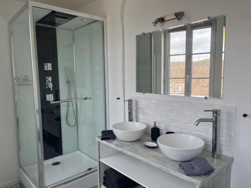 La salle de bains est pourvue de 2 lavabos et d'une douche en verre. dans l'établissement Triplex Carnot - Proche Docks 76, Kindarena et centre ville de ROUEN - Stationnement gratuit - NETFLIX - WIFI, à Déville-lès-Rouen