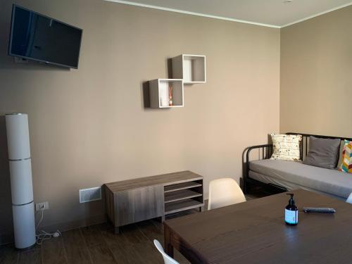 a living room with a bed and a coffee table at Sala dell Estate Guest House in Secchia