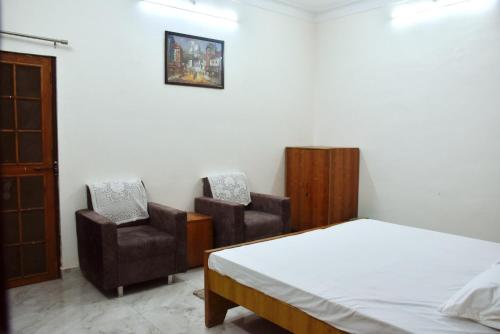 KRISHNAM GUEST HOUSEにあるベッド
