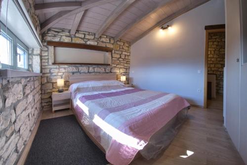 Un pat sau paturi într-o cameră la Kalpaki luxury maisonette 3