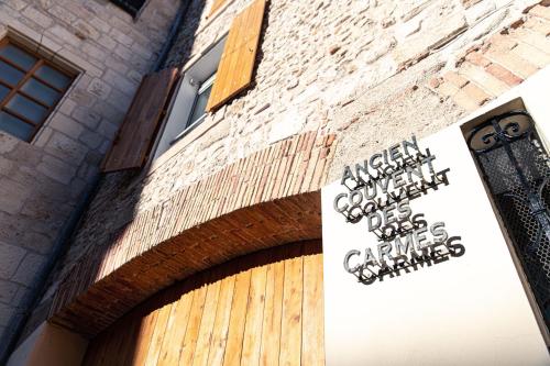 a sign on the side of a brick building at Studio Romantique Maison de L'église du Couvent in Narbonne