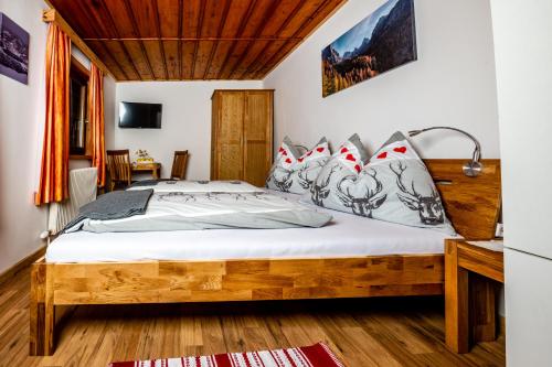 Ein Bett oder Betten in einem Zimmer der Unterkunft Rainerhof