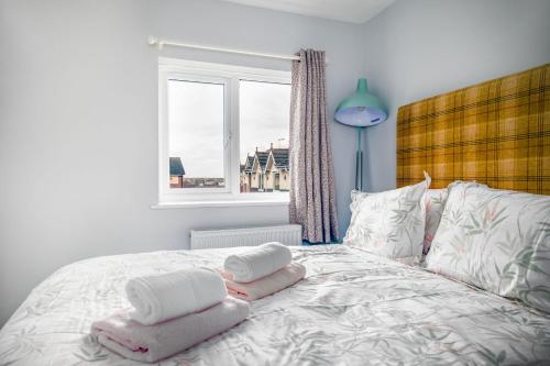 - une chambre avec un lit et des serviettes dans l'établissement Mill Charm, à Barrow-in-Furness