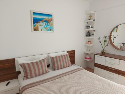 une chambre avec un lit et un miroir dans l'établissement Atria Urban Resort, à Bucarest