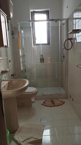 La salle de bains est pourvue d'une douche, de toilettes et d'un lavabo. dans l'établissement CasaAltieri, à Santa Domenica Talao