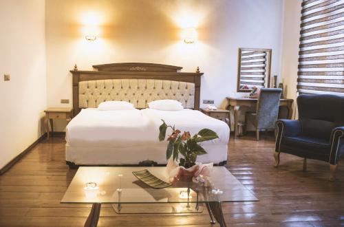 Cette chambre comprend un lit et une table basse. dans l'établissement Thrace Konak Hotel & SPA, à Kırklareli