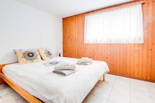 a bedroom with a large bed and a window at Lotus Oasis I Nature Experience in Torre