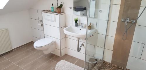 Ένα μπάνιο στο Ferienwohnung Berliner Straße
