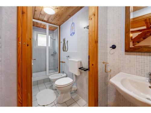 a bathroom with a toilet and a sink at Agriturismo Ca du Chittu in Carro
