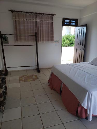 a bedroom with a bed and a tiled floor at Hotel Pousada Summer Way in Aquiraz