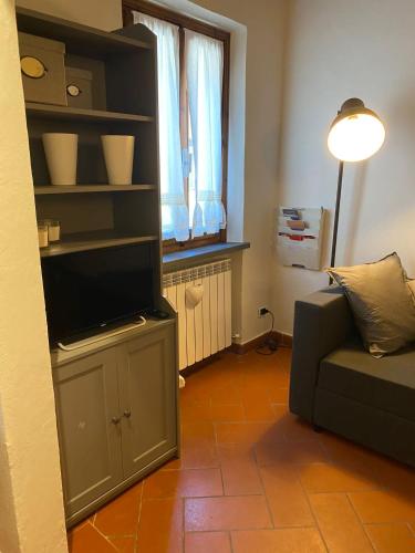 a living room with a couch and a flat screen tv at Home sweet home in San Gimignano