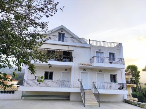 Το κτήριο όπου στεγάζεται  το διαμέρισμα