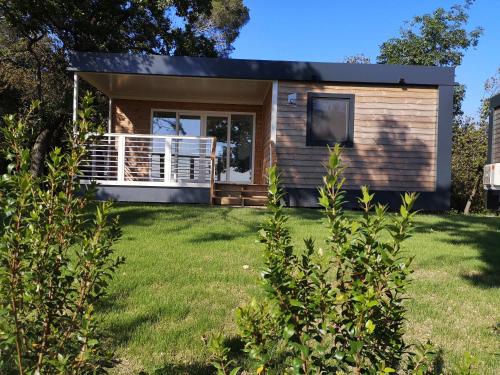 a small cabin in a yard with a lawn at Torre Mendari in Varigotti