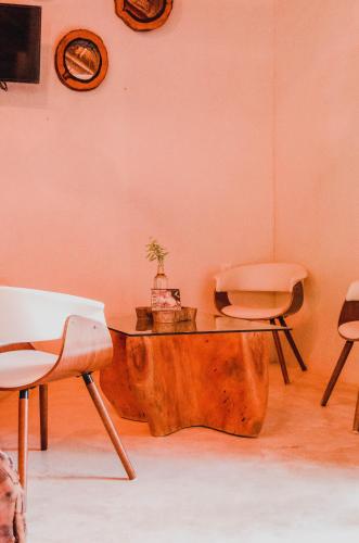 a room with a wooden table and two chairs at Aldea Che-Eek , con acceso a un club de playa privado in Bacalar