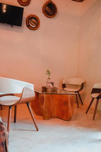 a room with a wooden table and two chairs at Aldea Che-Eek , con acceso a un club de playa privado in Bacalar