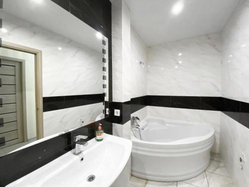 ドニプロにあるMost City Area De-Lux Apartmentのバスルーム(トイレ、バスタブ、シンク付)