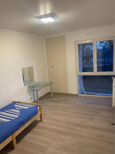 Ένα ή περισσότερα κρεβάτια σε δωμάτιο στο Superbe appartement spacieux avec parking et jardin privé