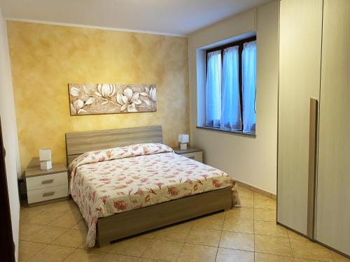 a bedroom with a bed and a window at Domo sa Funtana in Olmedo