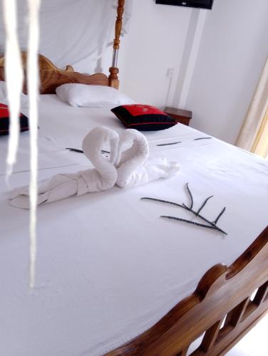 Una cama o camas en una habitación de Damith Guest House