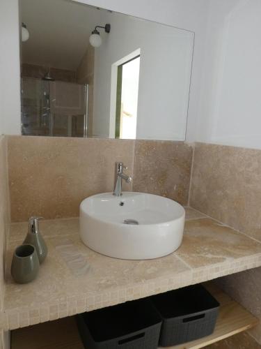 un comptoir de salle de bain avec un lavabo et un miroir dans l'établissement Gîte L'auguste Maison d'Hôtes, à Valensole