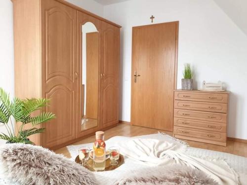 - une chambre avec un lit, une commode et une table avec des boissons dans l'établissement apartament Dominik, à Zakopane