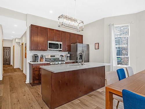 Modern 4BR just a block from CTA pink line with Pool table Free Parking