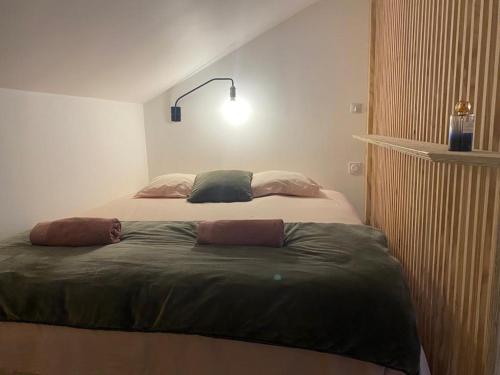Un dormitorio con una cama con una lámpara encima. en Bordeaux Chéri, en Burdeos