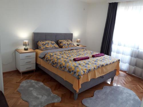 una camera da letto con un letto con due tappeti sopra di Stan na dan Simikic a Bijeljina