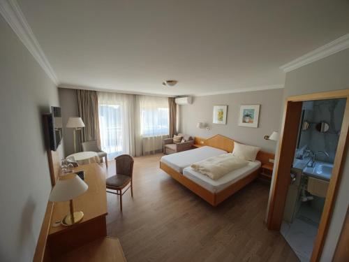 Кровать или кровати в номере Sporthotel Schönblick
