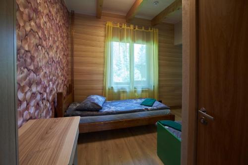Un pat sau paturi într-o cameră la Viesu nams Liepas