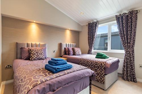 Postel nebo postele na pokoji v ubytování Sandpiper - Luxury Lodge, Close to Beach, Pet Friendly