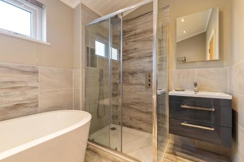 Koupelna v ubytování Sandpiper - Luxury Lodge, Close to Beach, Pet Friendly