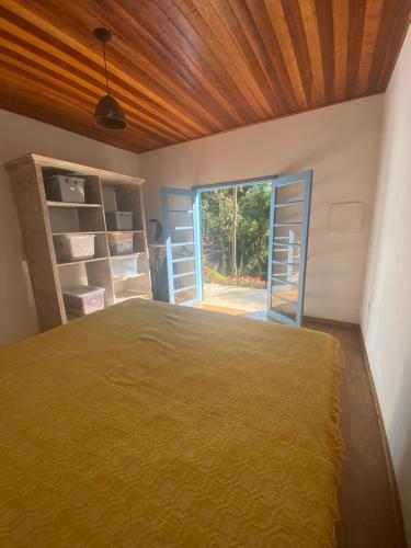 Postel nebo postele na pokoji v ubytování Casa de campo com muito verde e paz/2 quartos/Wi-Fi/churrasqueira/ deck/ trilha/ minha cachoeira