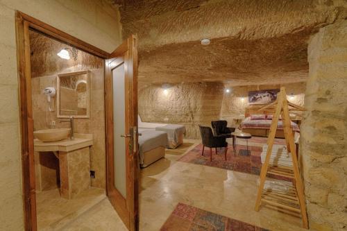 Vannas istaba naktsmītnē Avlu Cave House